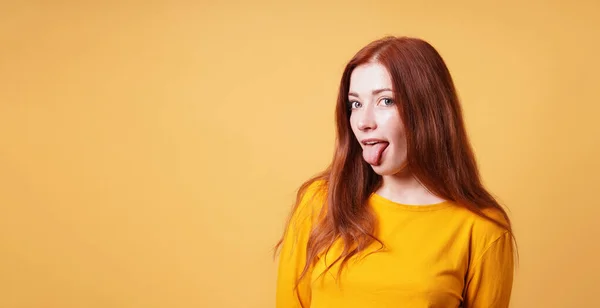 Atrevido jovem mulher saindo sua língua — Fotografia de Stock