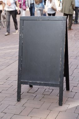 boş yazı tahtası reklam işaret içinde yaya yolu