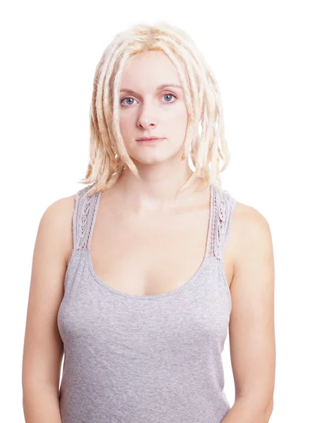 Młoda kobieta z blond dredy — Zdjęcie stockowe