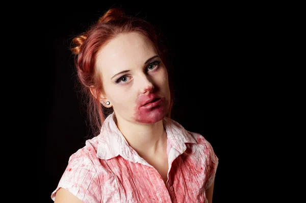 Weiblicher Zombie mit blutigem Mund und Bluse — Stockfoto