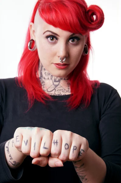 Mulher com tatuagens e piercings — Fotografia de Stock