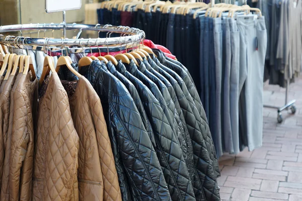 Quiltade jackor och jeans säljes — Stockfoto