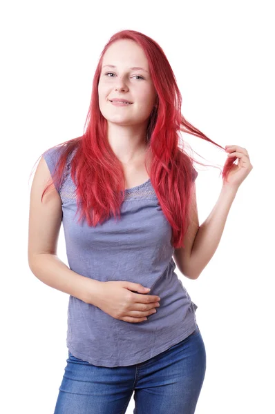 Jeune femme jouant avec ses cheveux — Photo