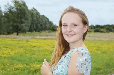 Genç kadın doğanın tadını çıkarıyor