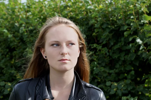 düşünceli genç kadın