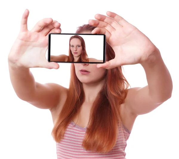 तरुण स्त्री मोबाइल फोन सेल्फी घेऊन — स्टॉक फोटो, इमेज