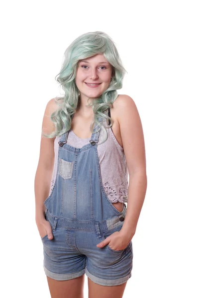 Mujer joven con pelo verde y jeans dungarees — Foto de Stock