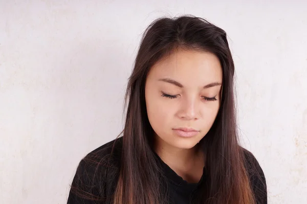 Young asian woman cries — Stock Photo, Image