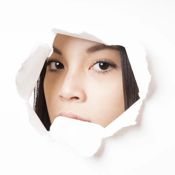 Joven asiático mujer peeking —  Fotos de Stock