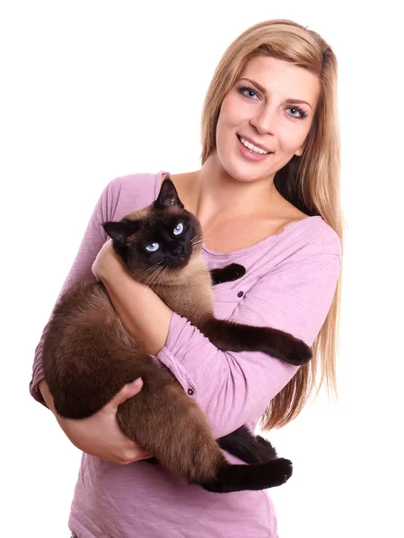 Ung kvinne som holder katt – stockfoto