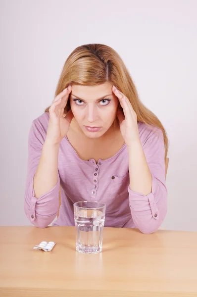 Mujer joven con dolor de cabeza — Foto de Stock