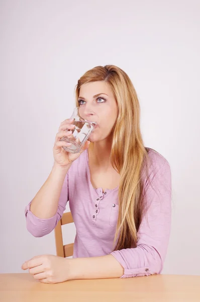 Woman drinking water — Stock Photo, Image