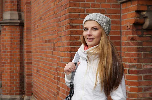 Vrouw dragen wollen hoed — Stockfoto