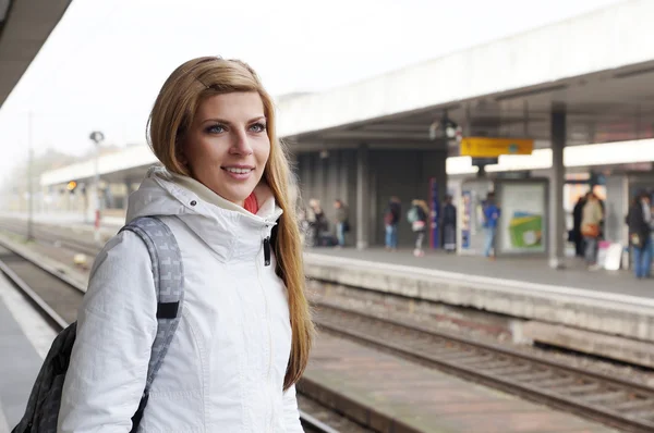 Ung kvinna väntar på tåget — Stockfoto