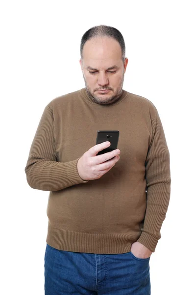 Uomo guardando il telefono cellulare — Foto Stock