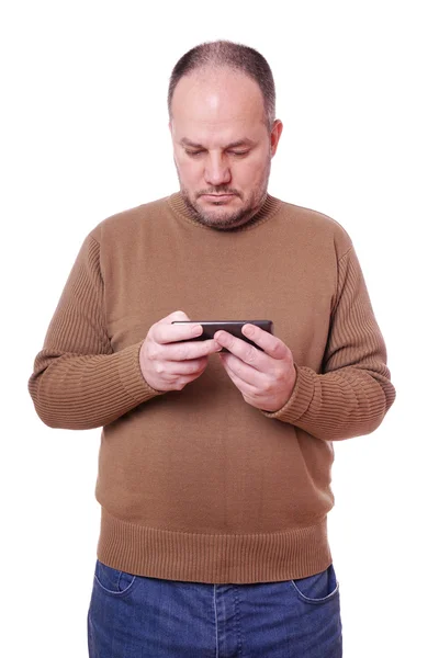 Homme regardant le téléphone mobile — Photo