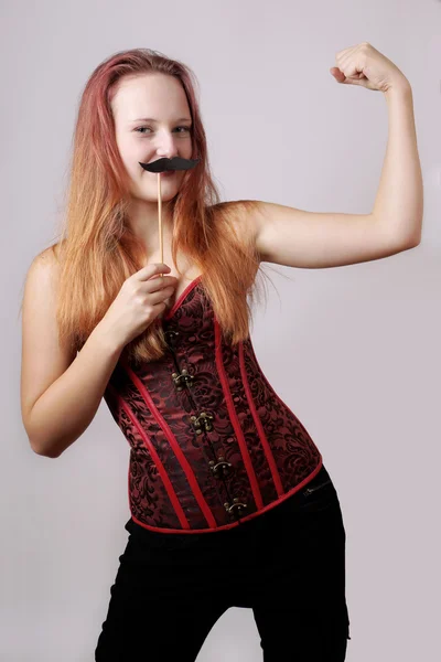 Jeune femme avec fausse moustache — Photo