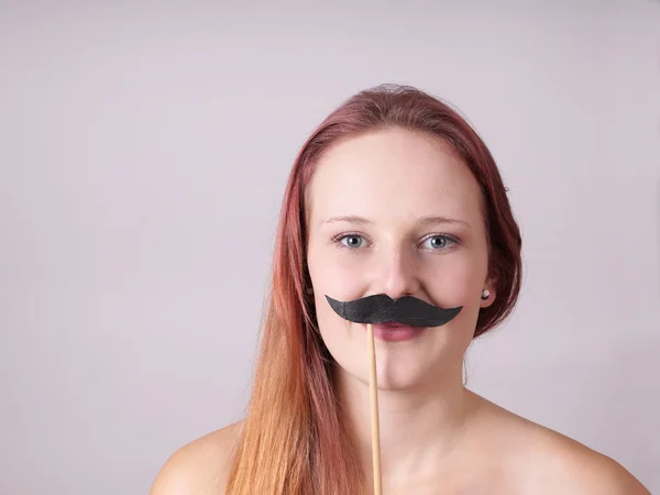 Jovem com bigode falso — Fotografia de Stock