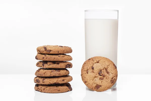 Galletas y leche — Foto de Stock