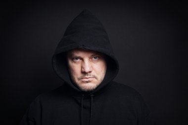adam giyen siyah hoodie