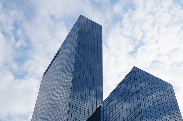 Gratte-ciel avec façade en verre — Photo