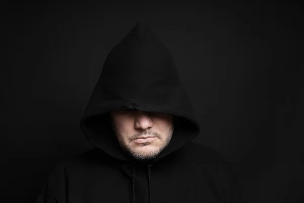 Homem vestindo capuz preto escondendo olhos — Fotografia de Stock
