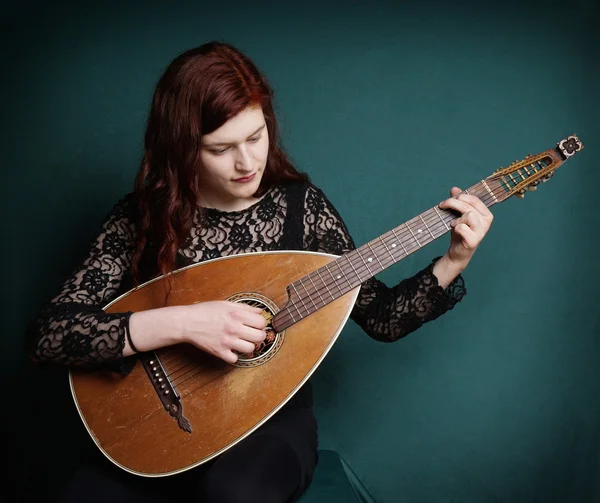 Woman playing lute — Stock Photo, Image