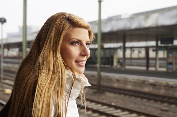 電車を待っている若い女性が — ストック写真