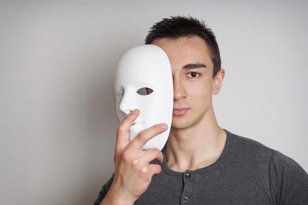 Ung man med mask — Stockfoto