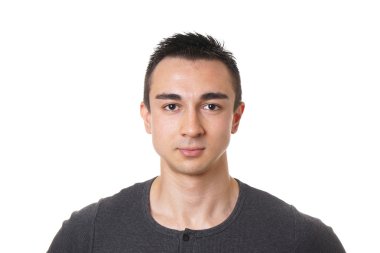 kısa siyah saçlı genç adam