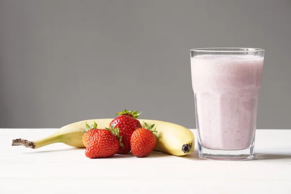 Strawberry banana smoothie — Stock Photo, Image