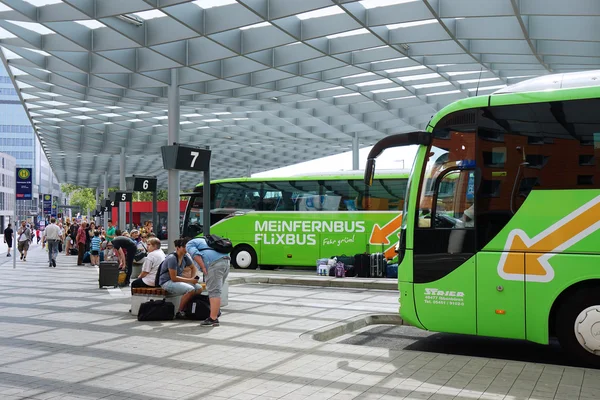 ZOB Hannover es una estación central de autobuses para viajes interurbanos de larga distancia — Foto de Stock