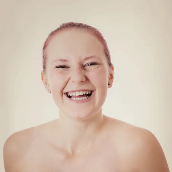 Mladá žena se smíchem — Stock fotografie