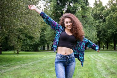 Genç İspanyol kadın zevk doğa