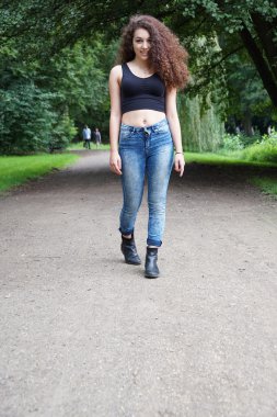 genç kadın yürüyüşe