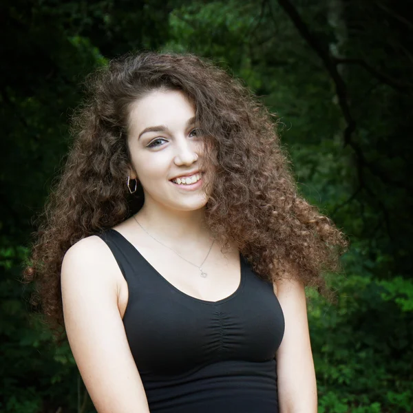 Mädchen mit lockigem Haar — Stockfoto