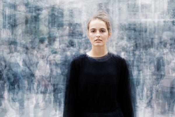 женщина в окружении толпы людей, которые движутся
