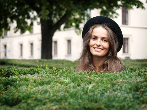 Gelukkig jonge vrouw in een park — Stockfoto