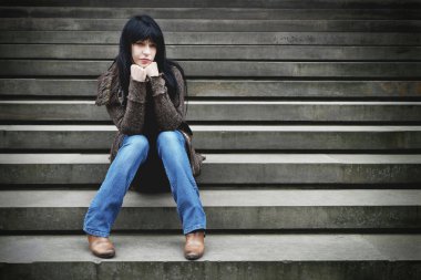 basamaklarında oturan yalnız kadın
