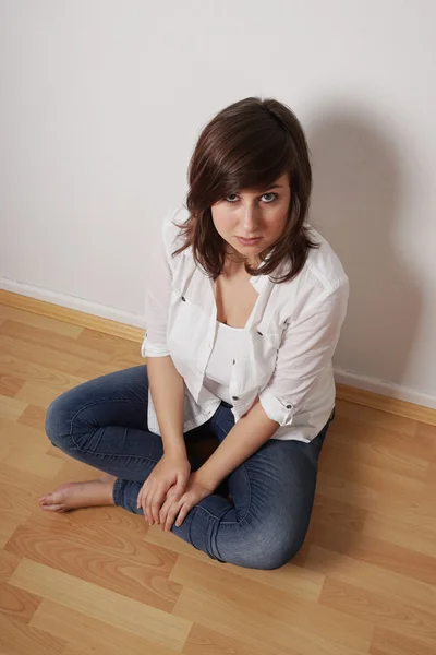 Casual kvinna sitter på golvet — Stockfoto