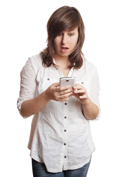 Schockiertes Mädchen starrt aufs Smartphone — Stockfoto
