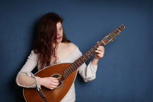 Woman playing lute instrument — Stock Photo, Image