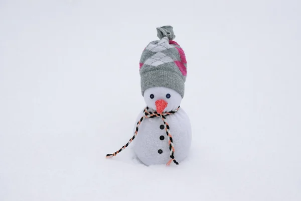 Schneemann Handgefertigt Aus Baumwollsocken Draußen Schnee — Stockfoto