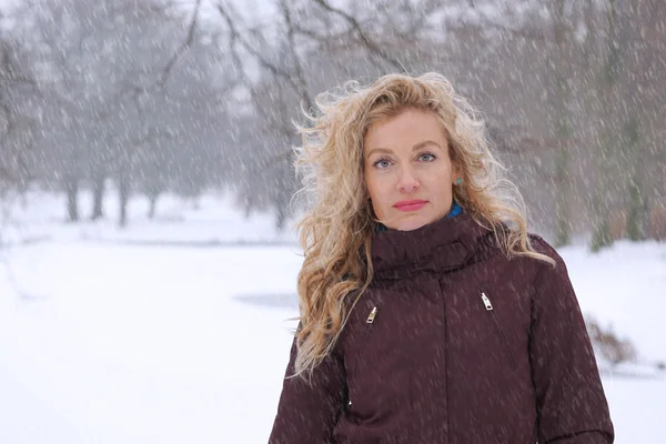 Femme dans de fortes chutes de neige — Photo