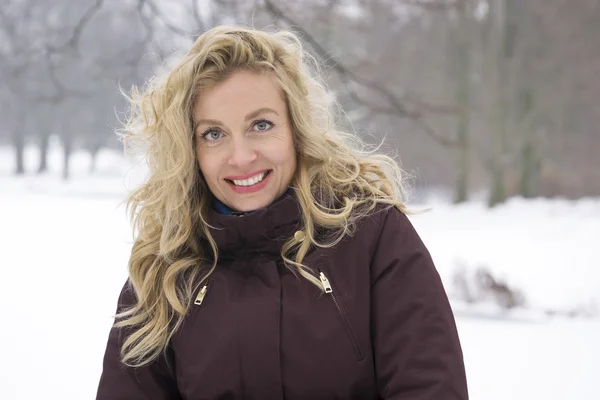 Mujer disfrutando de la nieve en invierno —  Fotos de Stock