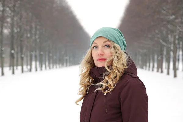 Mulher no beco coberto de neve — Fotografia de Stock