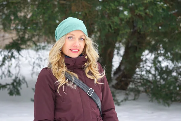 Lächelnde Frau in Wintermode — Stockfoto