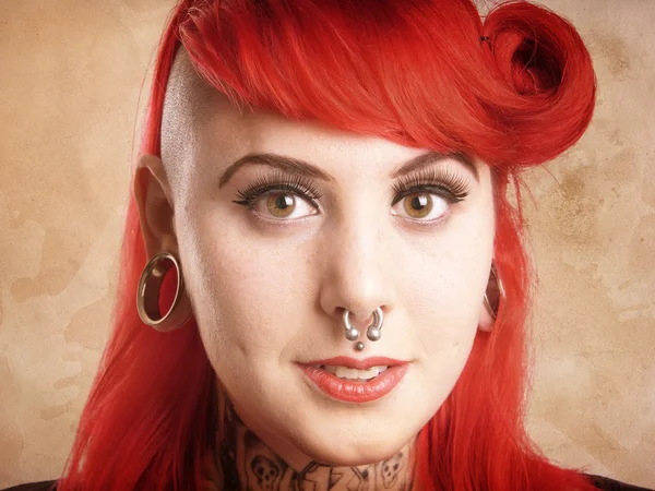 Menina com piercings e tatuagens — Fotografia de Stock