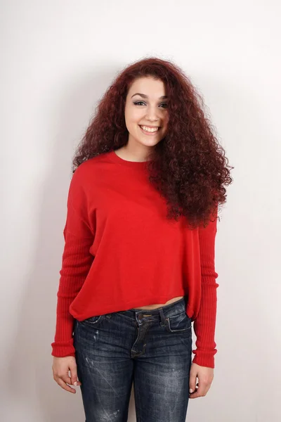 Menina adolescente feliz com cabelo encaracolado — Fotografia de Stock