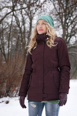 karlı ormandaki sarışın kadın